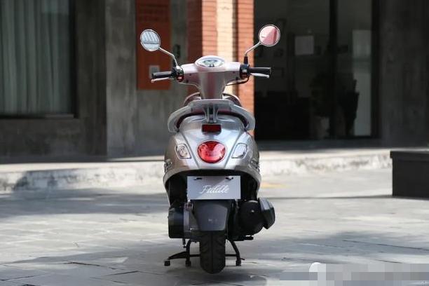 三阳最强125级别踏板,单缸水冷电喷8.4千瓦,前后碟刹配abs