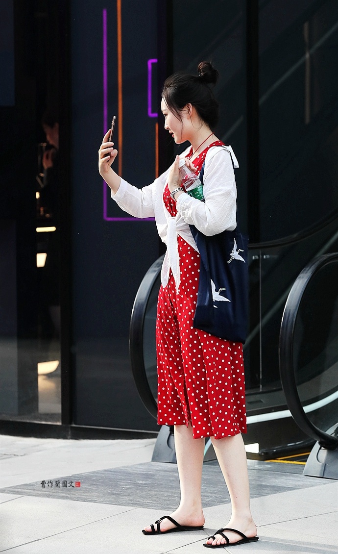 街拍穿平底鞋也能很好看的美女