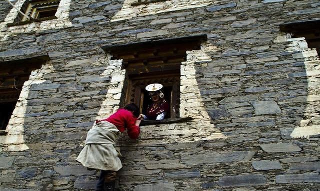 四川一神奇的部落至今实行走婚制女性地位较高待客爱用臭猪肉
