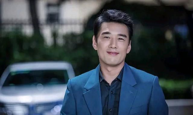 成为"国民舅舅"的王耀庆,自带笑点热度,与虞书欣的互动被关注