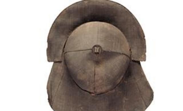 据《大元典章》记载,这种"镶宝石钹笠帽"并非日常衣冠服饰,而是在出席