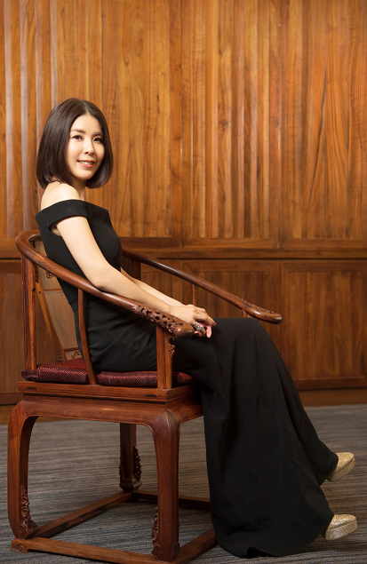 许茹芸气质全开,波波头短发搭配黑色连衣裙,意外穿出高级感