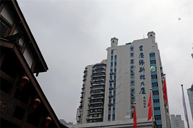 比较显眼的一个大门,位于中兴路坡道之上,旁边是显眼的重庆穆斯林大厦