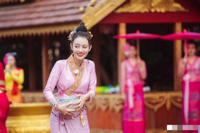 吉娜化身傣族姑娘又美又俏,一颦一笑好似芙蓉娇花,超惊艳