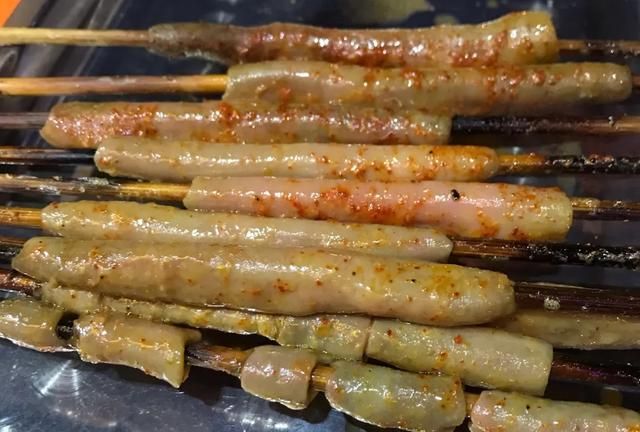 青岛烧烤界的烤鱼扛把子,门口一排排明码标价甜晒鱼是最好的招牌