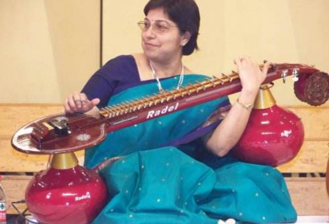 详细介绍:维纳琴是印度非常具有代表性的一种弦乐器,它的种类也是非常