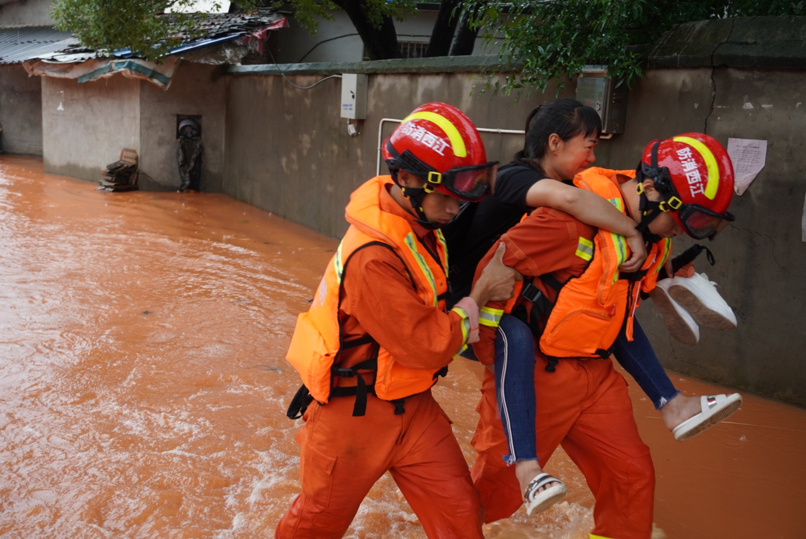 江西九江 暴雨过后 消防员营救出16名被困群众