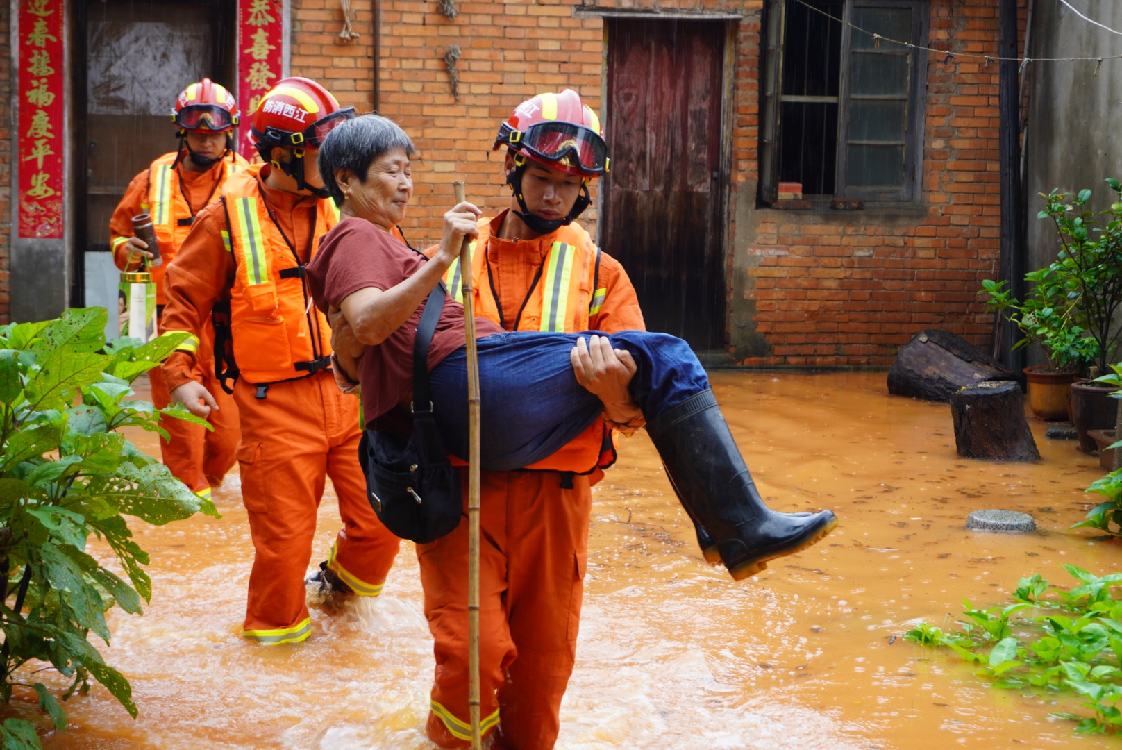 江西九江 暴雨过后 消防员营救出16名被困群众