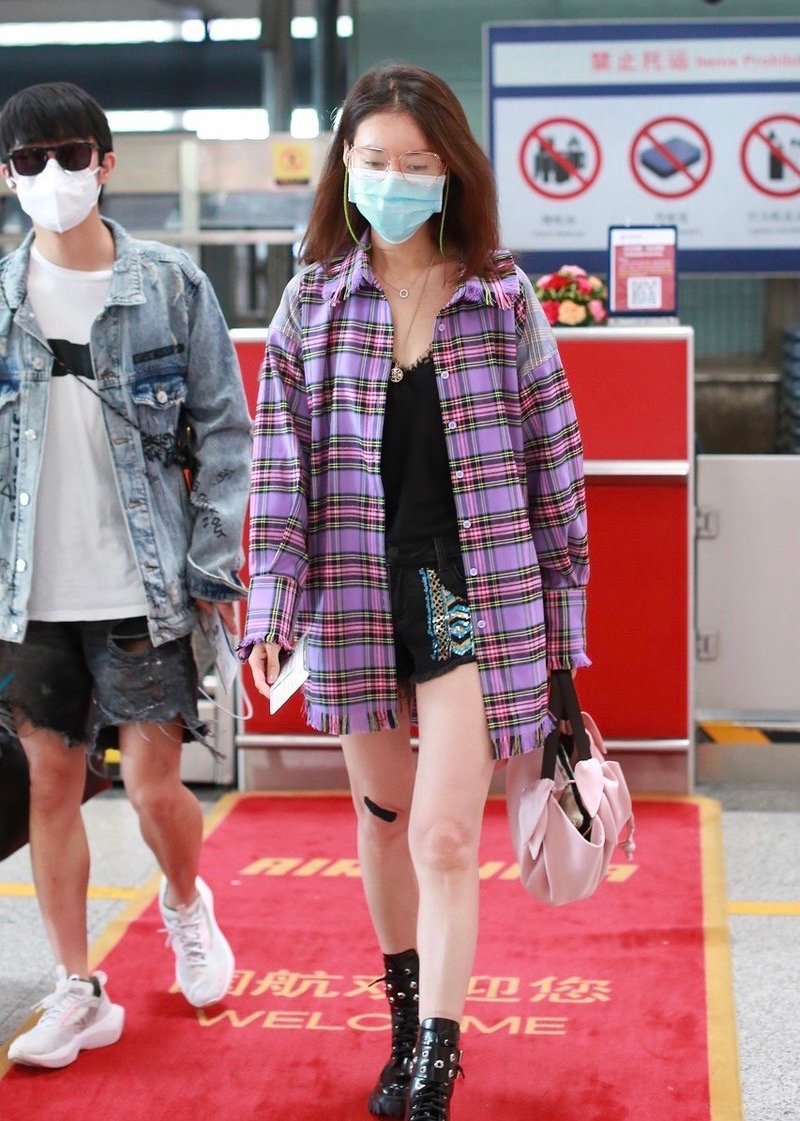 高露中年翻红穿得却越来越少女格子衫超短裤秀美腿活力无限