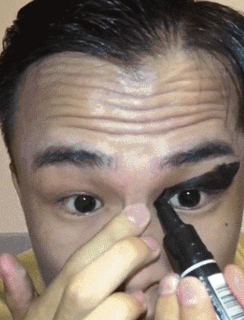 用口红化腮红,总之就是开创了瞎化的先河.