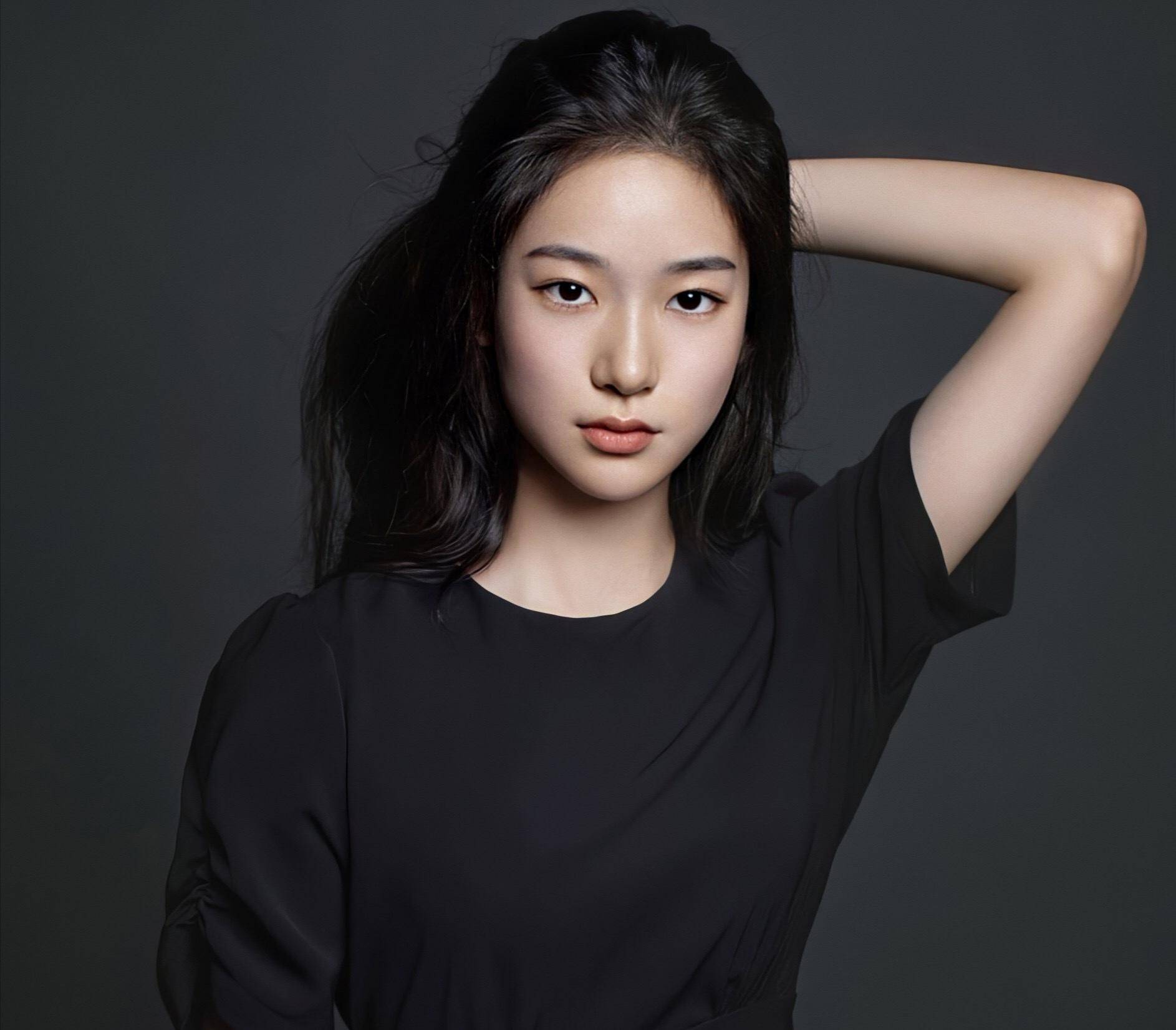 撞脸郑秀晶年仅18岁的她拥有10万粉丝还成了金秀贤的师妹