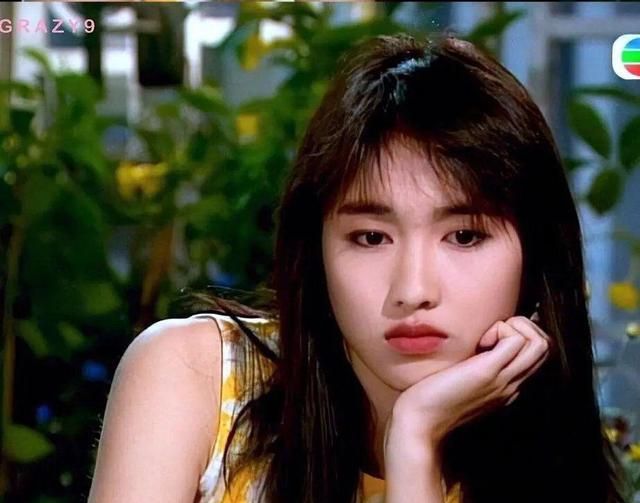 《开心鬼放暑假》,虽然觉得很小,但引起了黄百鸣的注意,将黎姿签了