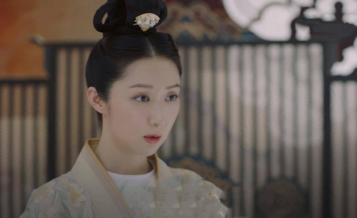 而剧中扮演孙太妃身边的丫鬟春芳的演员涂黎曼一出场,却勾起了很多人