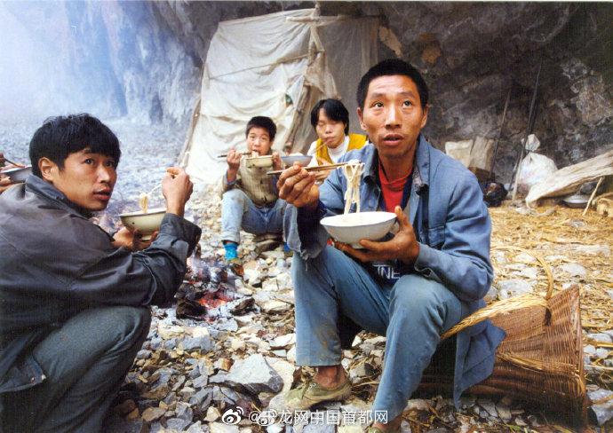 重庆下庄人在绝壁上凿出脱贫路