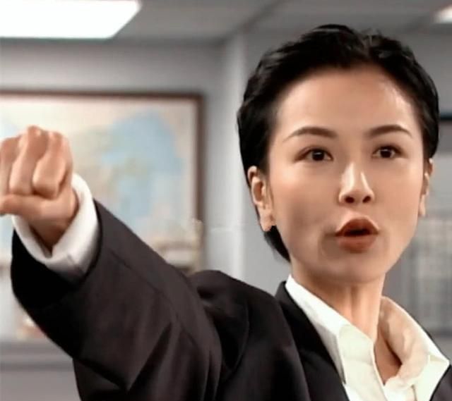 这段感情没有维持多久便分手,之后又被拍到和中性打扮的阮嘉欣交往