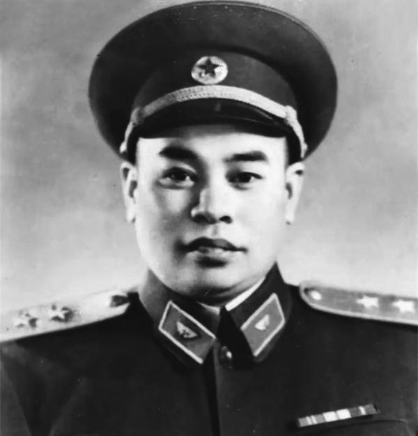 黑山阻击战是东北野战军10纵打的,纵队司令是梁兴初,政委是周赤萍.