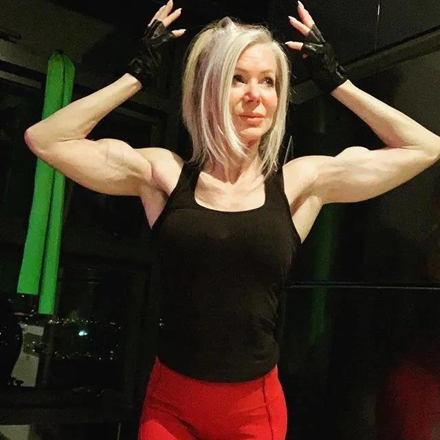 64岁的冻龄奶奶,健身16年身材曲线凹凸有致,堪比小姐姐!