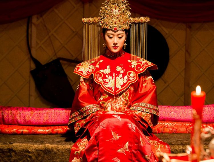 她嫁给大自己6岁的皇帝,膝下并无儿女,却稳坐清朝首位皇后之位