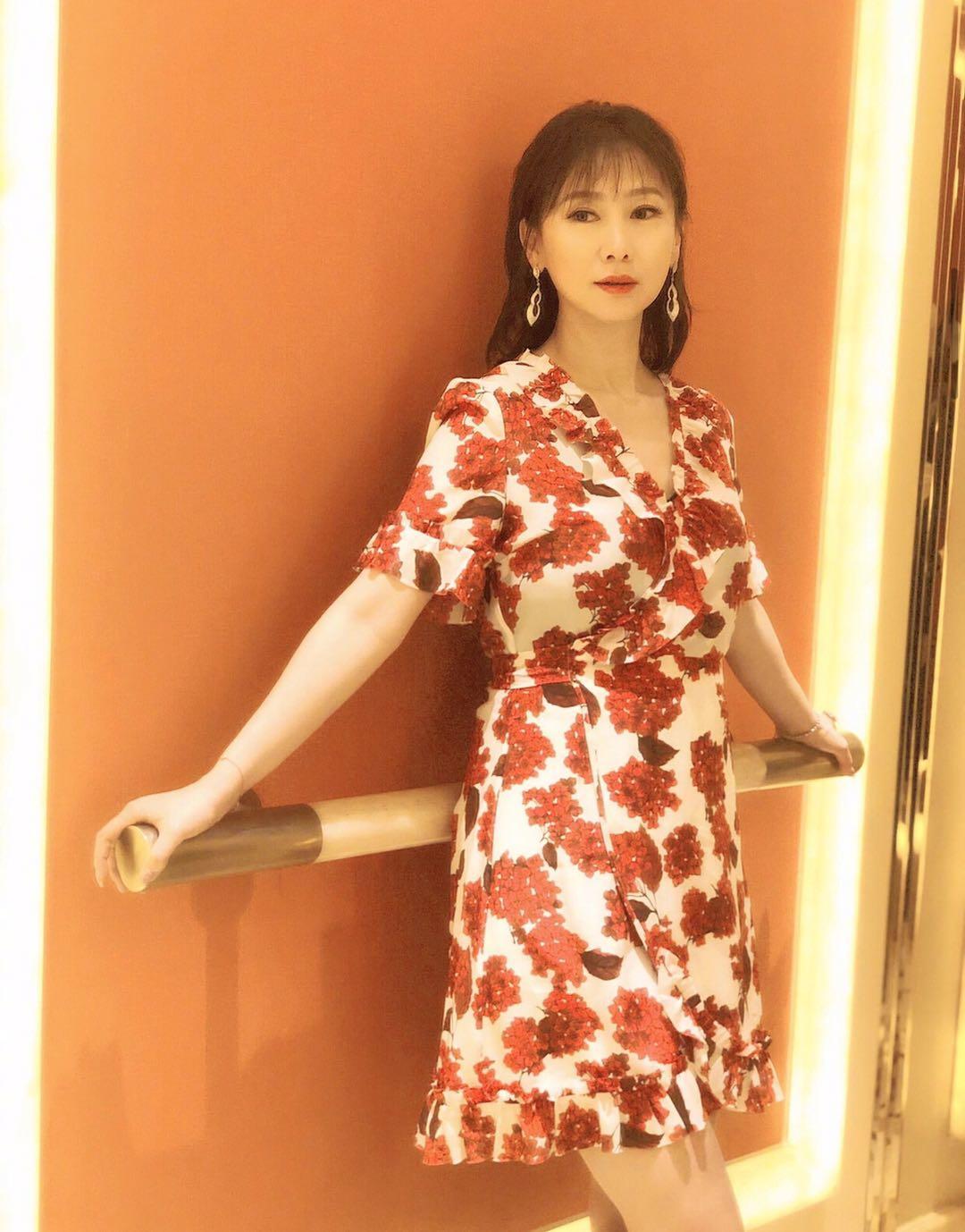 翁虹年过半百依旧风情万种!一袭红色连衣裙凹凸有致,高贵优雅