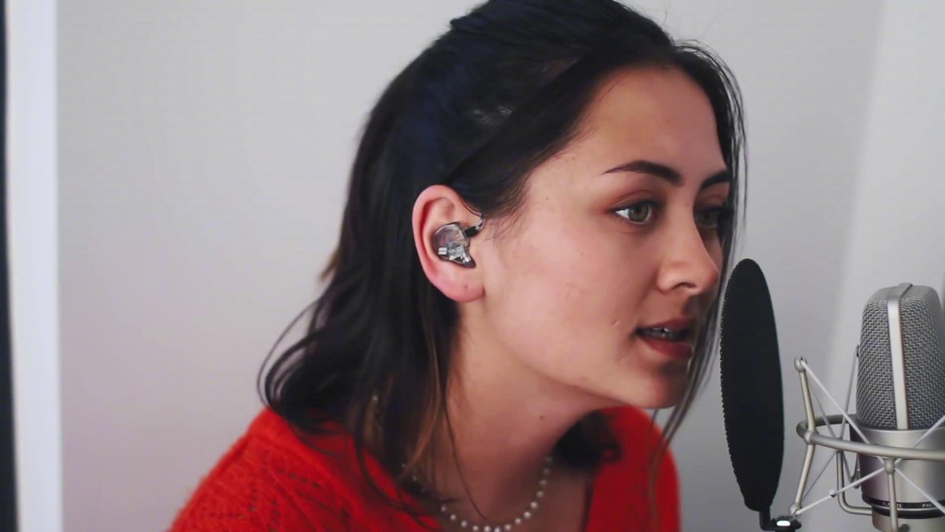 中英混血jasmine thompson是一位创作女歌手来自英国