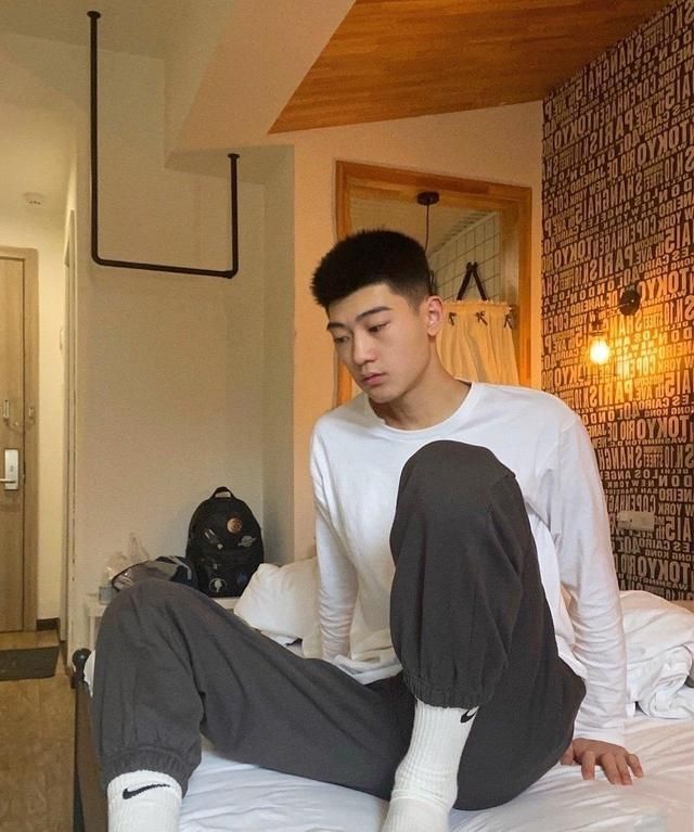 小奶狗瞬间变身小狼狗!年轻帅气的文艺小奶狗,特别爱