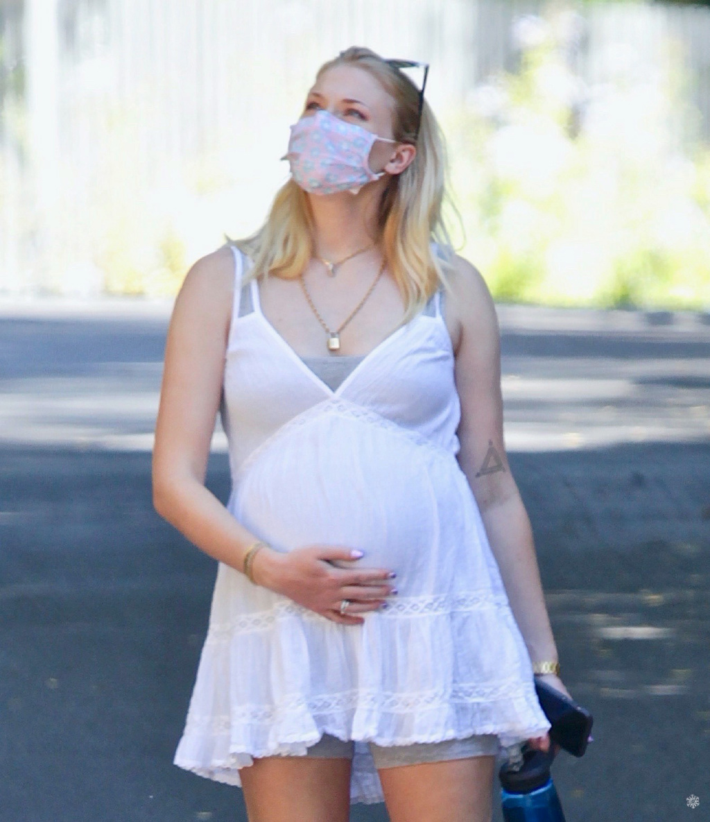 "珊莎"索菲·特纳和丈夫散步!怀孕7个月,《权游》女神也胖啦