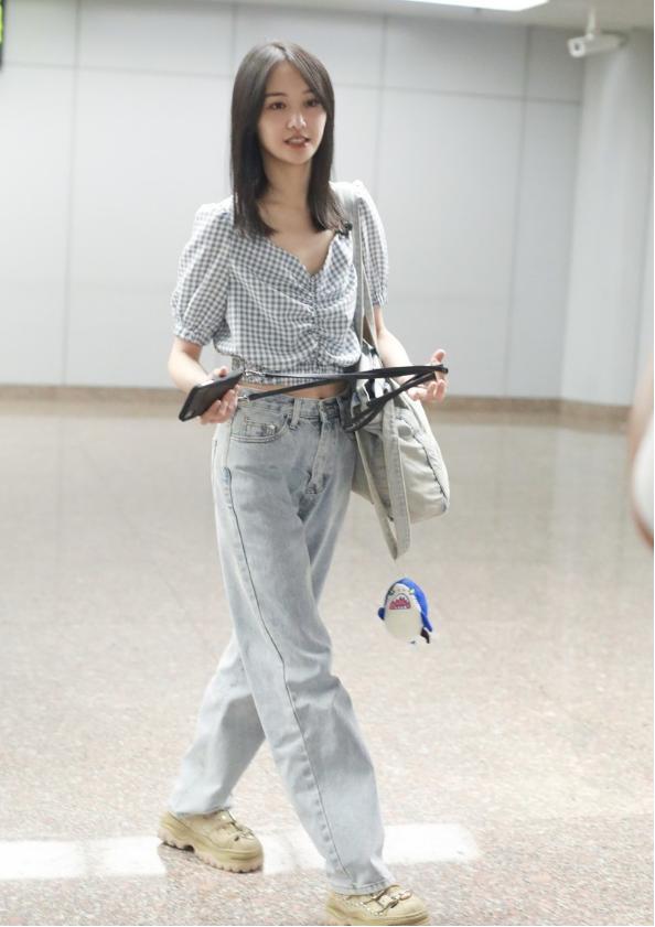 郑爽身材骨感穿衣好看,一身"套娃"吊带装出镜,比例让人羡慕