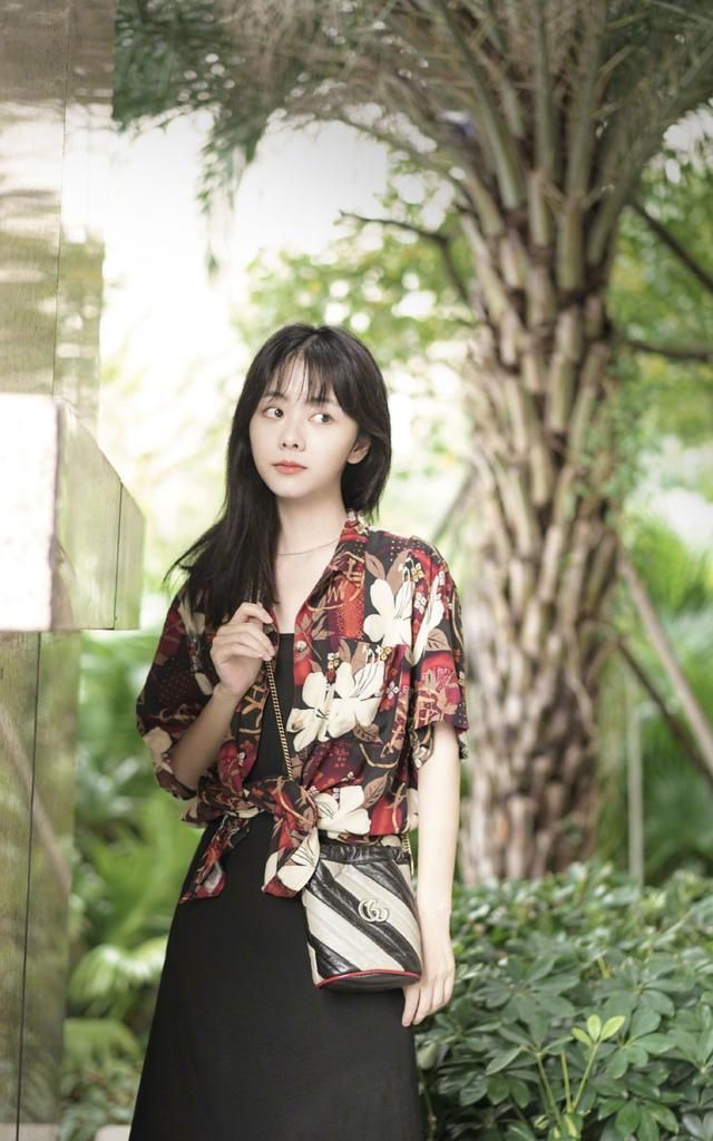 30岁谭松龄活成"卡哇伊",穿白t恤现身机场,戴包头帽美回18岁