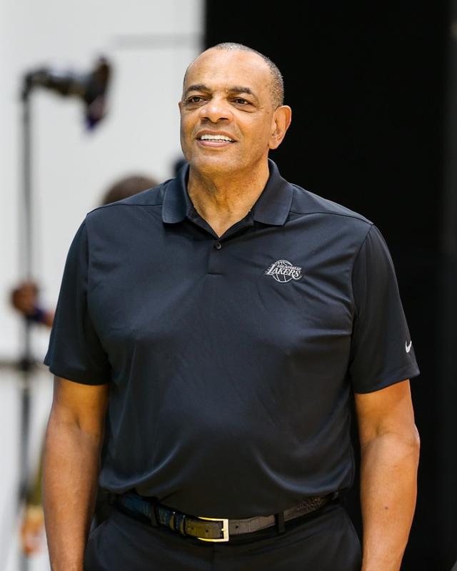 疯狂一夜钟老看广东21连胜詹皇争冠坏消息nba2超巨复赛波折