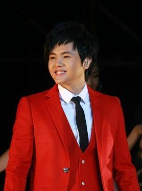 38岁郑源近照曝光发福不少精心打扮却难掩落魄过气艺人有多惨