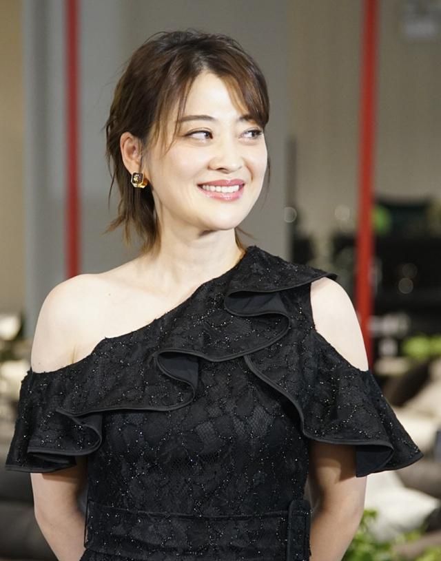 梅婷低调现身机场,一身黑装包裹严实,45岁了气质很出众!