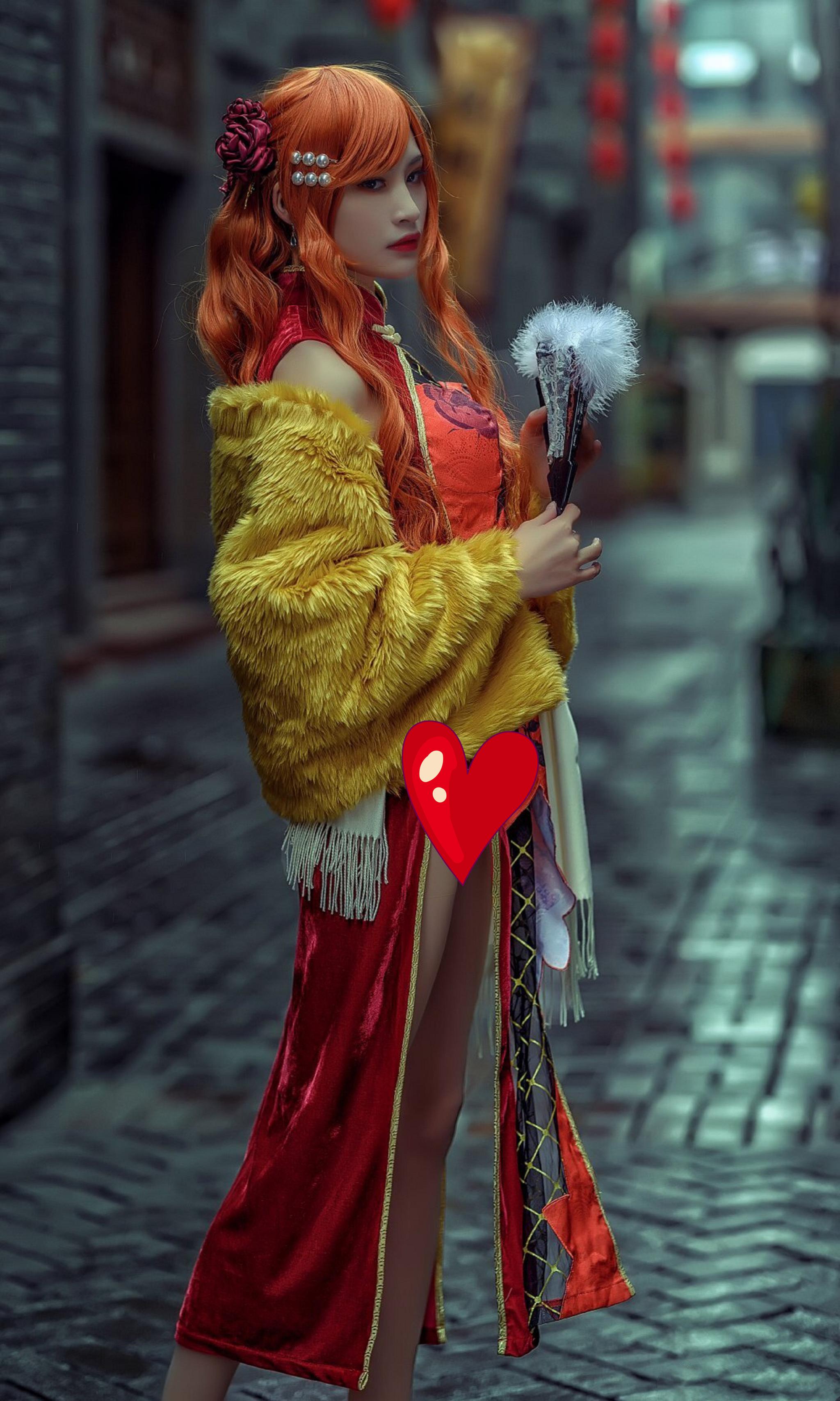 海贼王娜美cos波浪长发开叉旗袍娇坐长椅羽扇轻摇