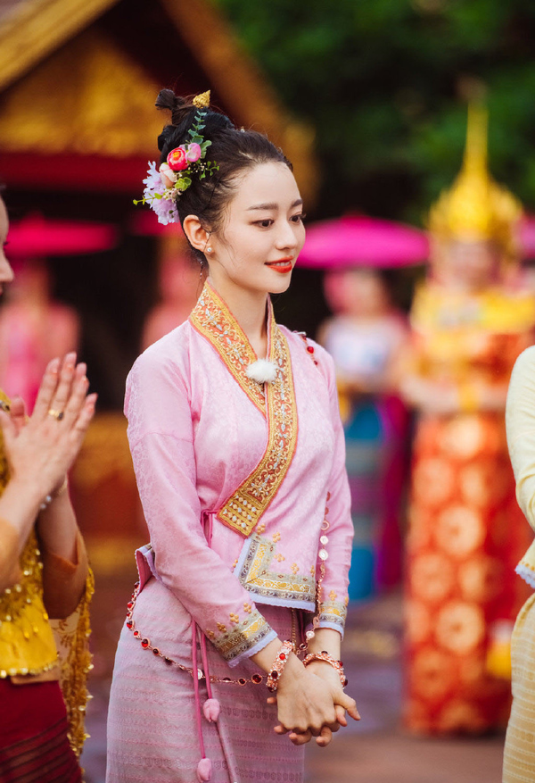 妻子的浪漫旅行穿傣服吉娜穿粉色扎丸子头终于有点少女模样了