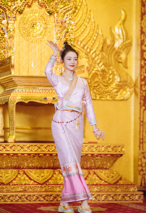 妻子的浪漫旅行穿傣服吉娜穿粉色扎丸子头终于有点少女模样了