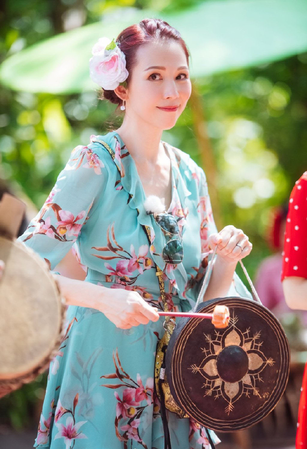 妻子的浪漫旅行穿傣服吉娜穿粉色扎丸子头终于有点少女模样了