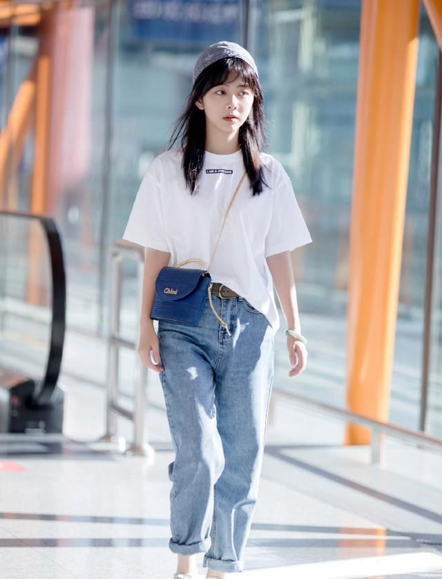 30岁谭松龄活成"卡哇伊",穿白t恤现身机场,戴包头帽美回18岁