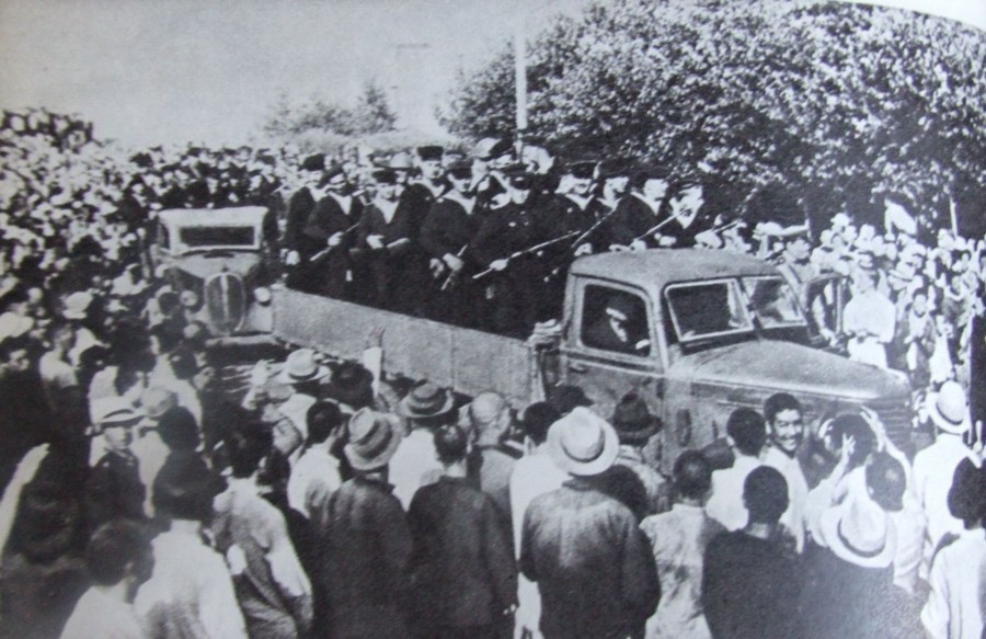 老照片 1945年苏军攻入哈尔滨 受到东北老百姓热烈欢迎