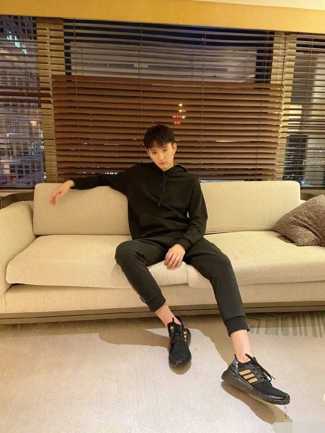 于小彤否认分手2天陈小纭晒照手拿绿色弓箭大师让我多穿绿色