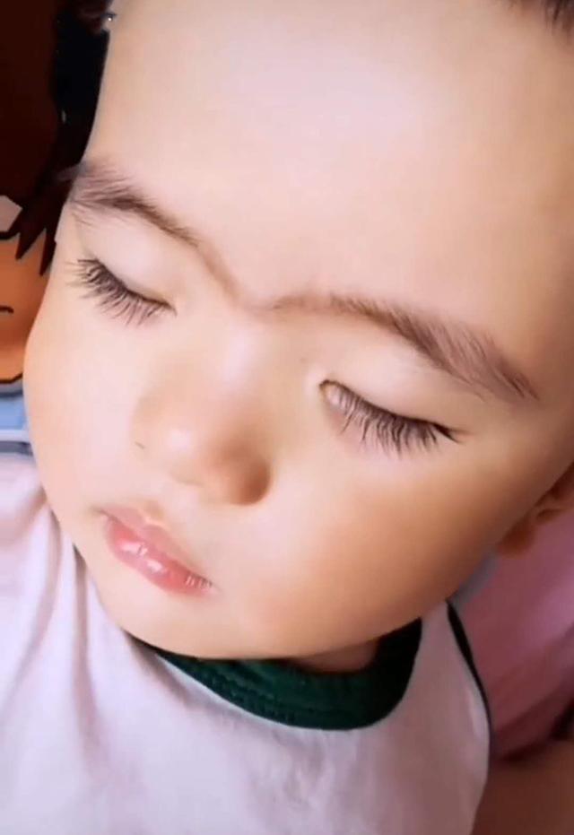 宝宝长了"连心眉",被人吐槽以后会心胸狭窄,妈妈听了很担忧