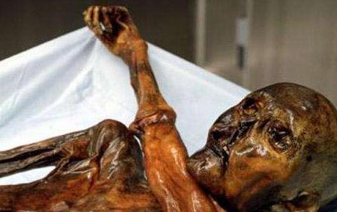 与冰山里的尸体相关的人统统死掉奥格赤裸尸体的诅咒真的存在吗