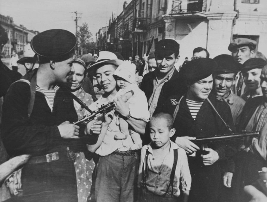 老照片 1945年苏军攻入哈尔滨 受到东北老百姓热烈欢迎