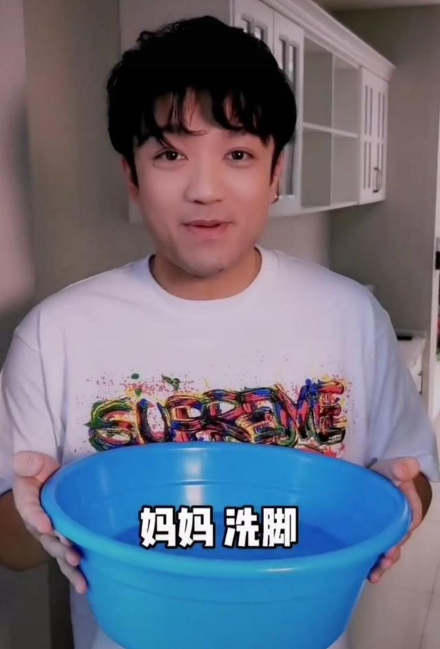 曾经有个公益广告让人印象深刻,小男孩端着洗脸盆给妈妈洗脚,而这个小