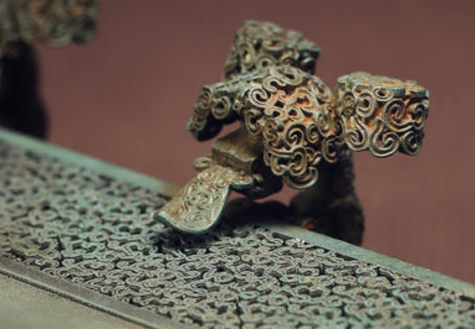 出土时碎成上万块的文物,专家花3年修复,感叹像"穿越之物"