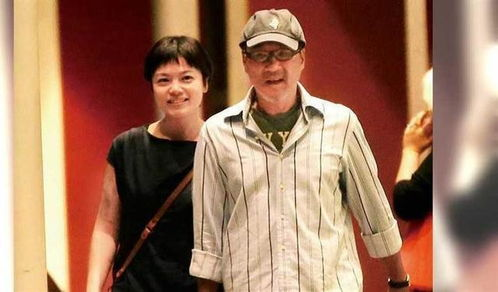 李宗盛带着小他27岁小娇妻千惠逛街,照片中李宗盛戴着棒球帽,穿条纹