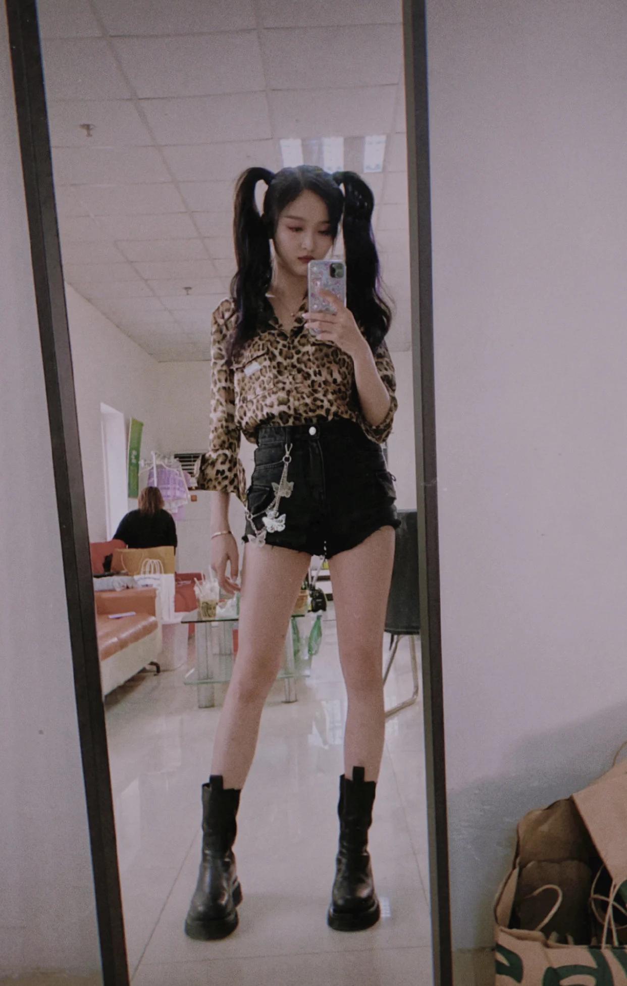 吴宣仪对镜自拍秀新鞋,却被a字腿抢镜,看清腿长的那刻我自闭了