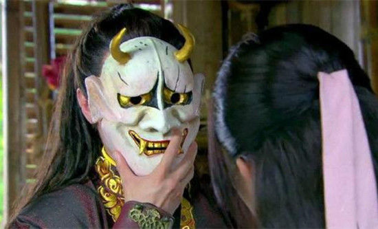 透着诡异的话,那么到了冯绍峰这就是真的吓人了,这一张青面獠牙的面具