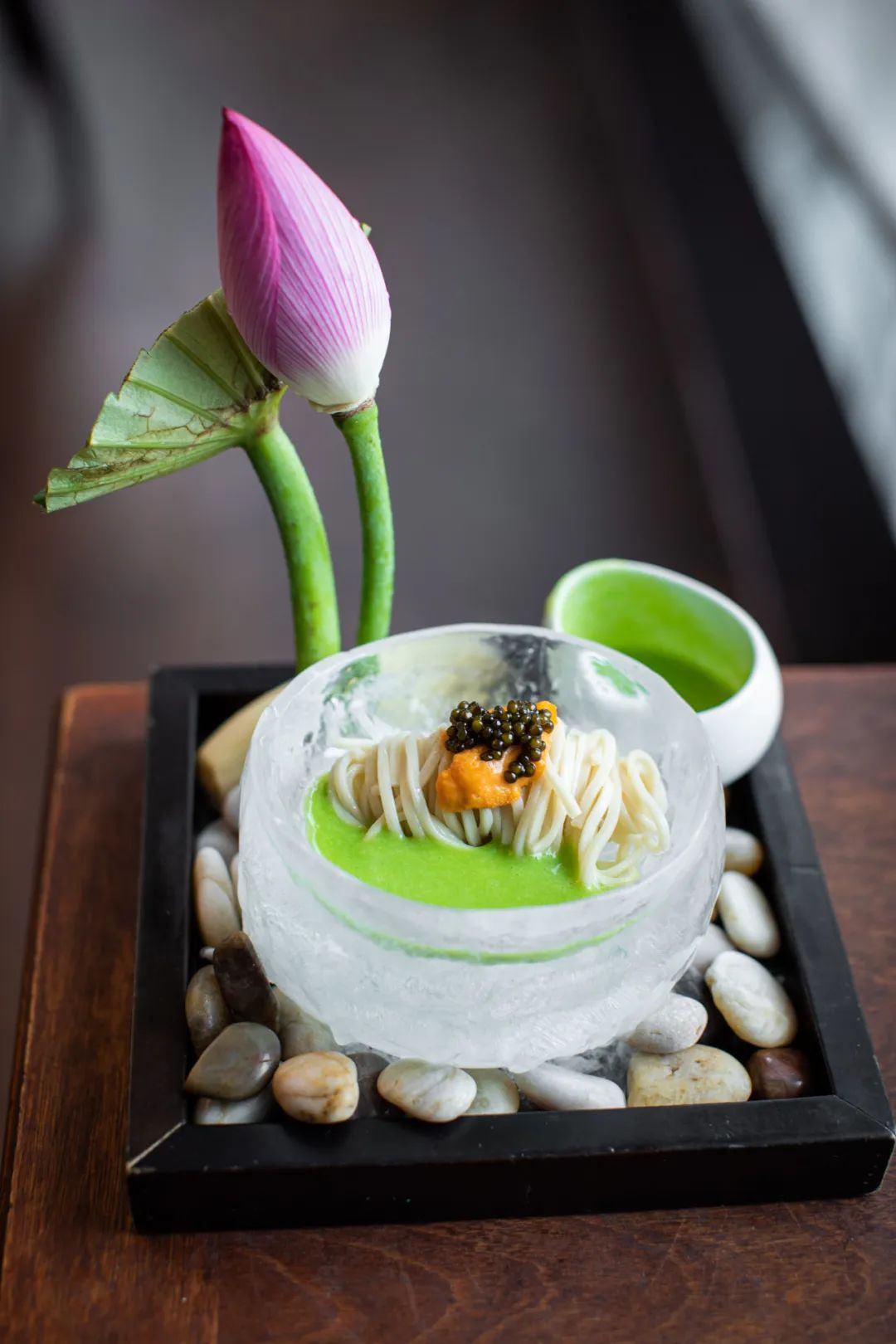 主打夏季凉爽特色与荷花相结合 ,火腿汁,海胆,鲟鱼子做调料