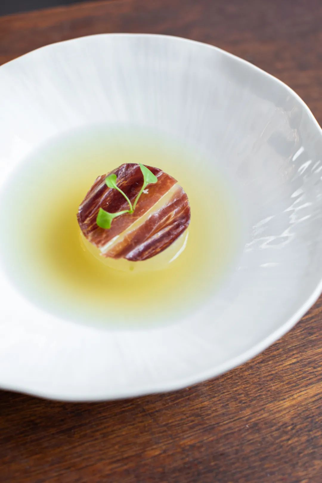 主打夏季凉爽特色与荷花相结合 ,火腿汁,海胆,鲟鱼子做调料