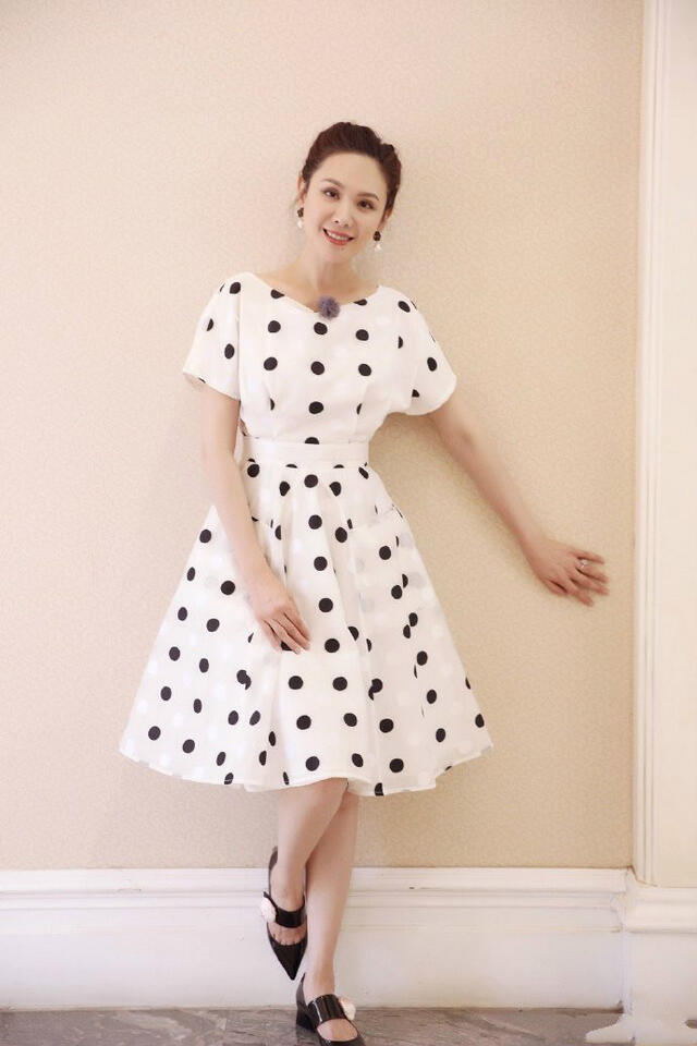 难怪郭晓冬不让程莉莎裙子短过膝看到她穿开叉裙这腿得买保险