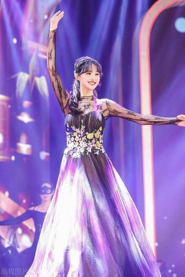 郑爽学跳芭蕾舞动作优美,穿白色仙女裙转圈圈简直倾国倾城